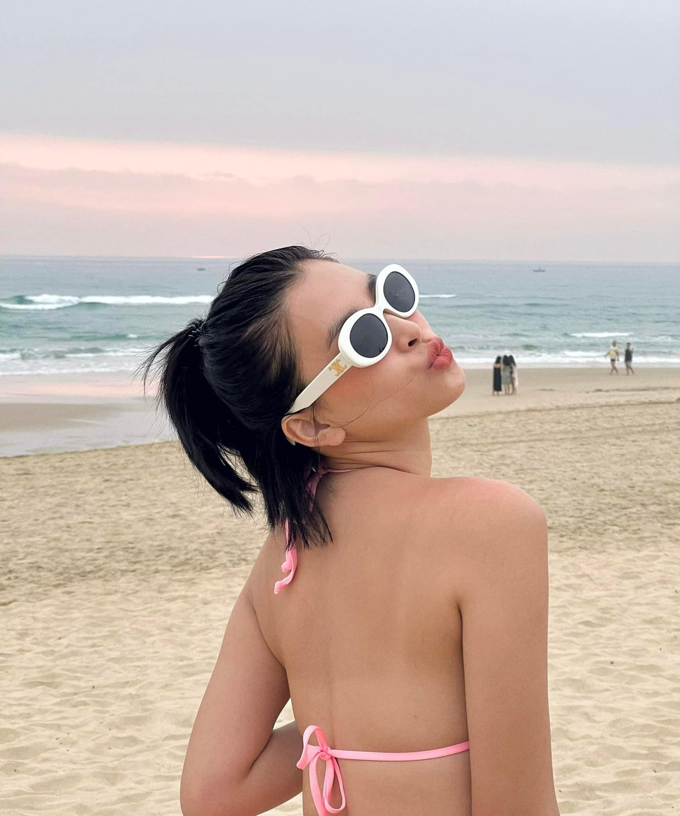 Lựa chọn màu "hot trend" của 2022, Tiểu Vy diện bikini hồng ôm sát, khoe trọn 3 vòng chuẩn mẫu.