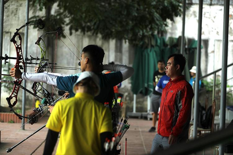 Các chuyên gia theo dõi để kịp thời hướng dẫn các cung thủ.