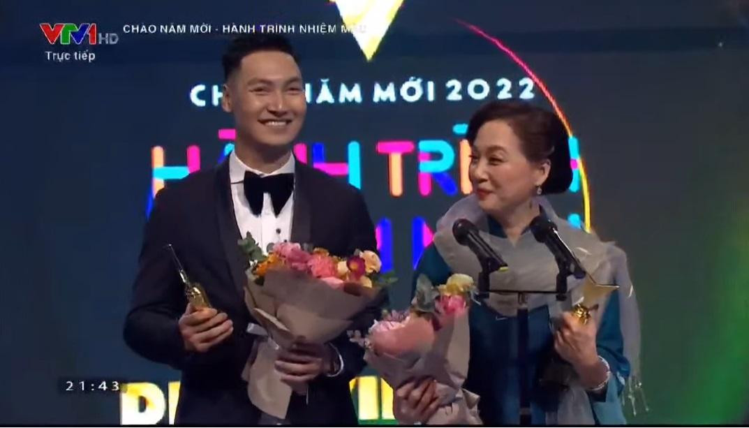 Mạnh Trường phát biểu khi nhận giải Nam diễn viên ấn tượng Mạnh Trường phát biểu khi nhận giải Nam diễn viên ấn tượng