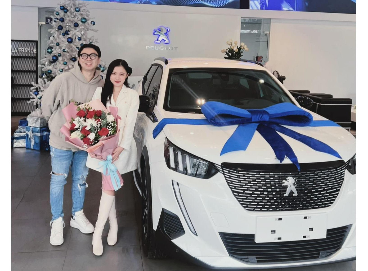 Trên trang cá nhân, MC Phương Thảo chia sẻ hình ảnh nhận xế hộp mới cùng dòng trạng thái: &quot;Thành quả nhỏ của 2 bạn khép lại 2021.&quot;