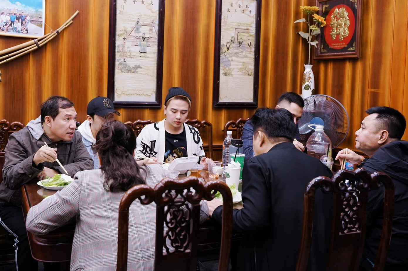 Duy Khánh tham dự các buổi tập với dàn nghệ sĩ Táo Quân.