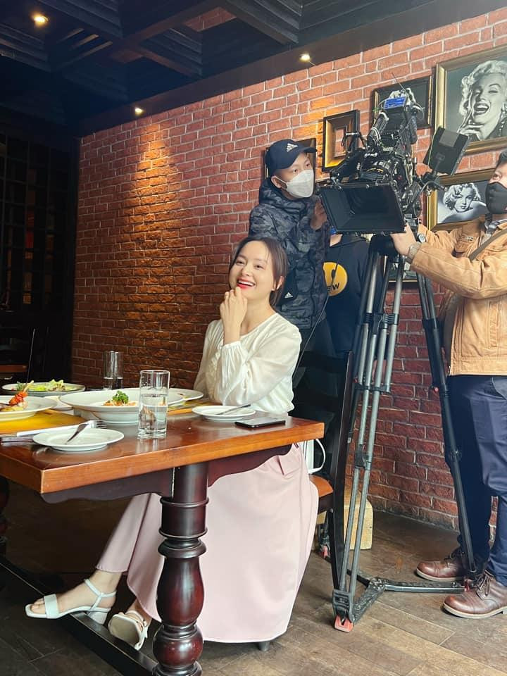 Lan Phương đăng tải hình ảnh rạng rỡ tại hậu trường quay, ghi lại khoảnh khắc: "Khánh gặp ai mà dịu dàng thế Khánh?"