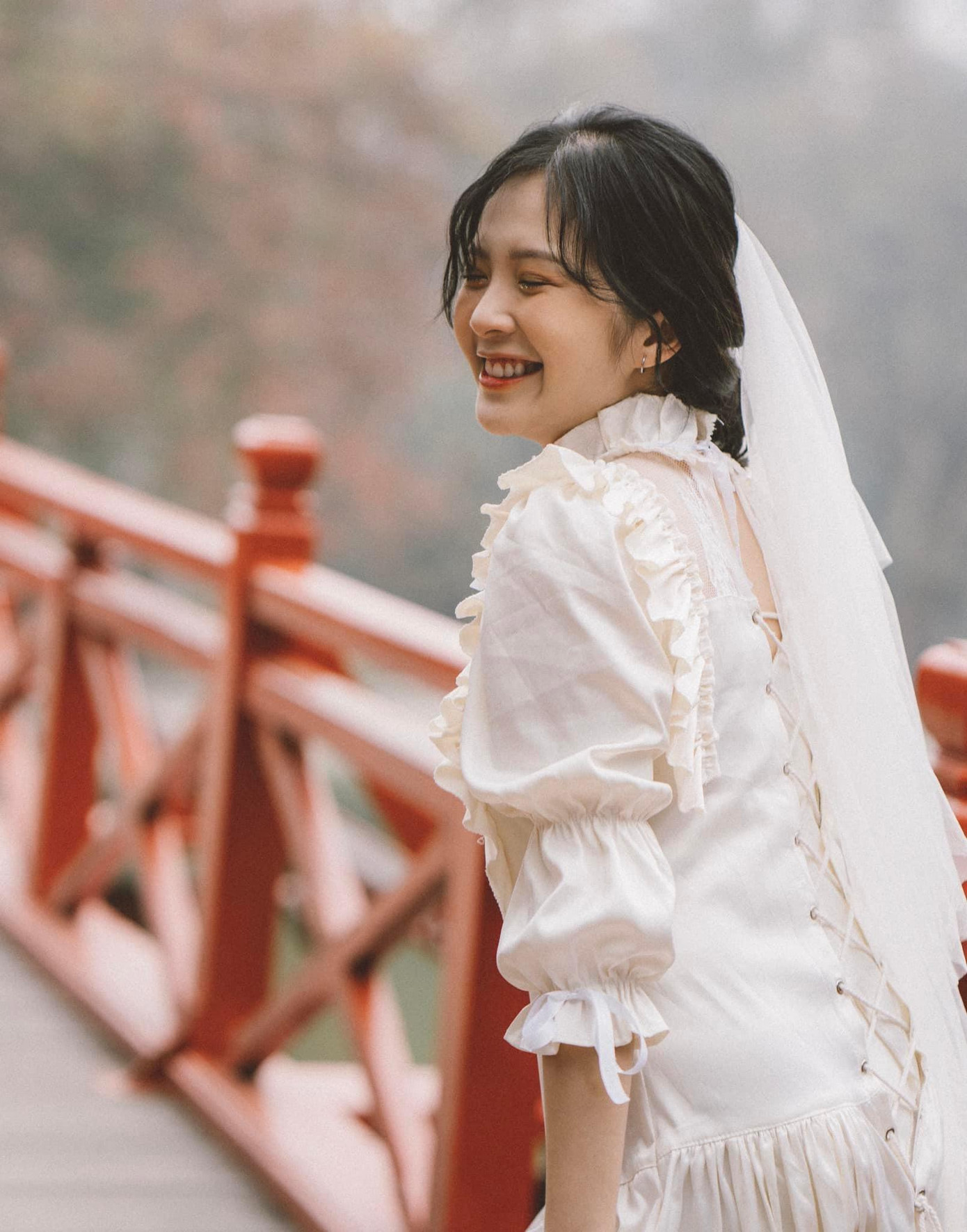 Đan xen cùng bộ ảnh, nữ diễn viên 1997 tạo điểm nhấn với chiếc voan, hóa thành cô dâu làm bao chàng trai "si tình". Đan xen cùng bộ ảnh, nữ diễn viên 1997 tạo điểm nhấn với chiếc voan, hóa thành cô dâu làm bao chàng trai "si tình".