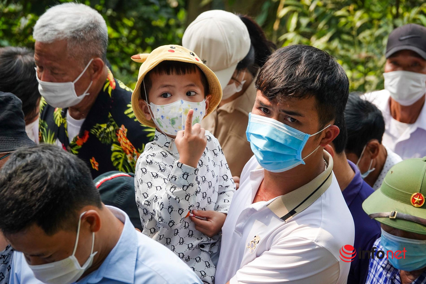 Không chỉ các em nhỏ, bố mẹ cũng khá mệt mỏi khi bế con em mình vượt qua "biển người".