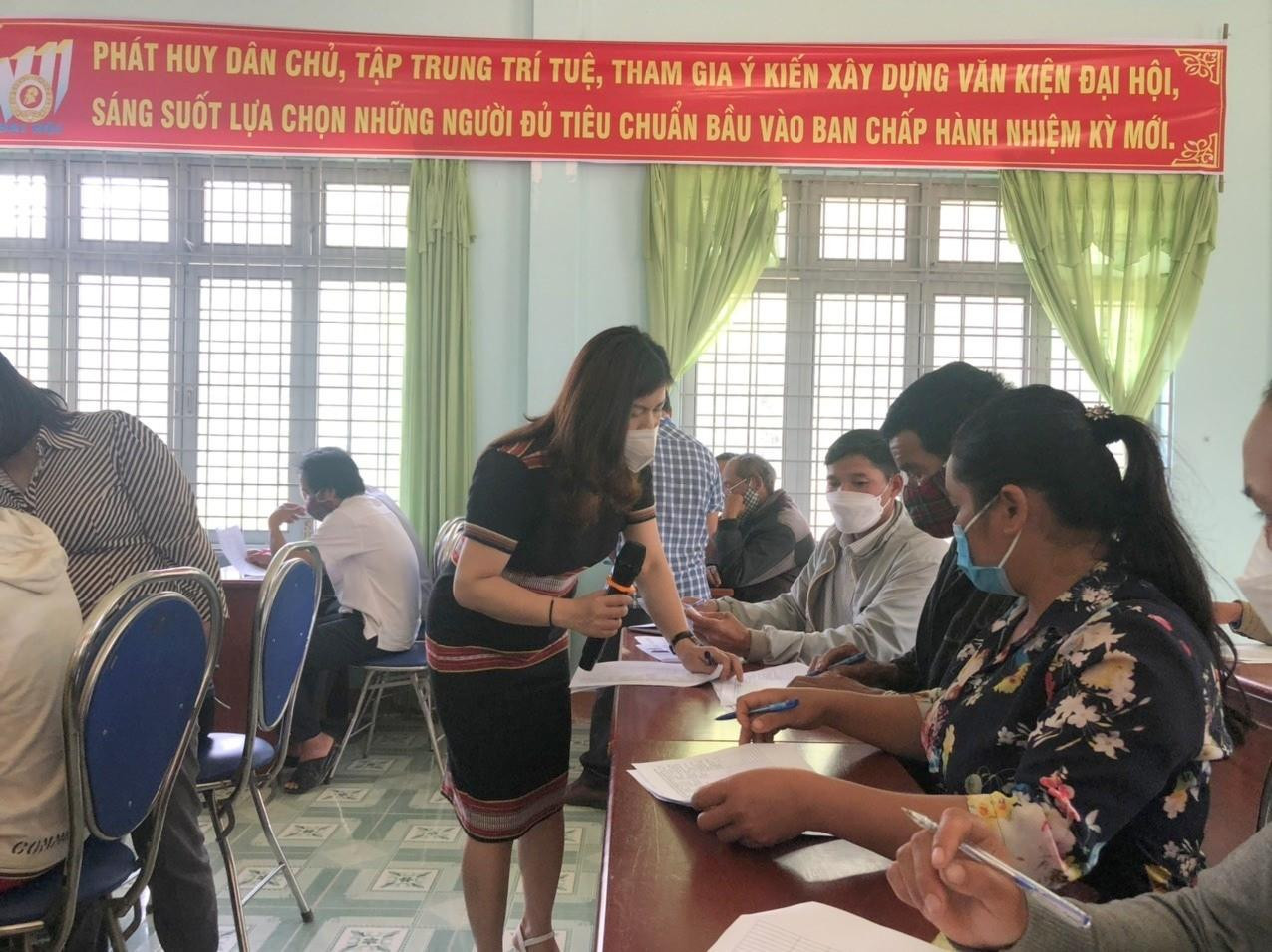 Đoàn công tác hướng dẫn bà con xã Đắk Nhoong điền thông tin vào phiếu điều tra. Đoàn công tác hướng dẫn bà con xã Đắk Nhoong điền thông tin vào phiếu điều tra.