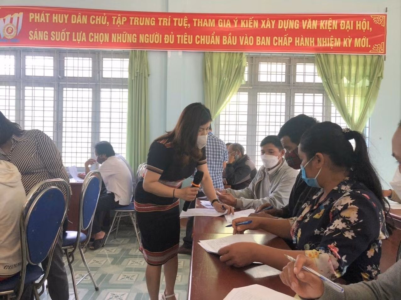 Đoàn công tác hướng dẫn bà con xã Đắk Nhoong điền thông tin vào phiếu điều tra. Đoàn công tác hướng dẫn bà con xã Đắk Nhoong điền thông tin vào phiếu điều tra.