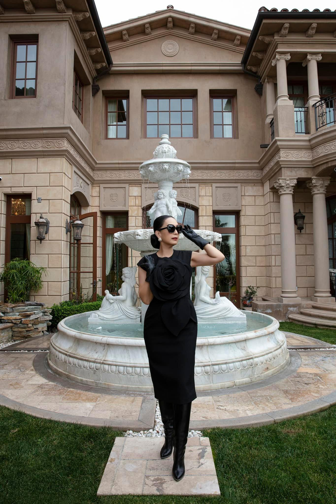 Bên cạnh đó, hoa hậu vẫn dành thời gian cho công việc, xây dựng hình ảnh cá nhân cùng những hoạt động chia sẻ cộng đồng.