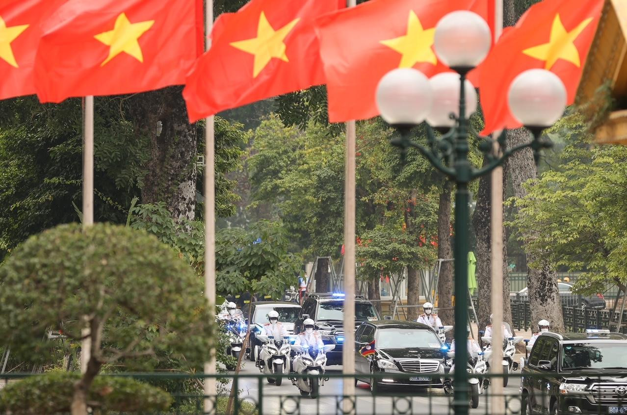 Sáng 8/1, Đoàn đại biểu cấp cao Chính phủ nước Cộng hòa Dân chủ Nhân dân Lào do đồng chí Phankham Viphavanh, Ủy viên Bộ Chính trị, Thủ tướng Chính phủ dẫn đầu đến Hà Nội, bắt đầu thăm chính thức Việt Nam từ ngày 8-10/1/2022 theo lời mời của Ủy viên Bộ Chính trị, Thủ tướng Chính phủ Phạm Minh Chính. Ảnh: VGP/Nhật Bắc Sáng 8/1, Đoàn đại biểu cấp cao Chính phủ nước Cộng hòa Dân chủ Nhân dân Lào do đồng chí Phankham Viphavanh, Ủy viên Bộ Chính trị, Thủ tướng Chính phủ dẫn đầu đến Hà Nội, bắt đầu thăm chính thức Việt Nam từ ngày 8-10/1/2022 theo lời mời của Ủy viên Bộ Chính trị, Thủ tướng Chính phủ Phạm Minh Chính. Ảnh: VGP/Nhật Bắc