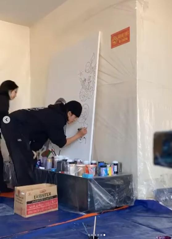 Có chung gu thẩm mỹ về nghệ thuật, vẽ tranh, cặp đôi thường xuyên ghi lại những khoảnh khắc bên nhau lãng mạn. Có chung gu thẩm mỹ về nghệ thuật, vẽ tranh, cặp đôi thường xuyên ghi lại những khoảnh khắc bên nhau lãng mạn.