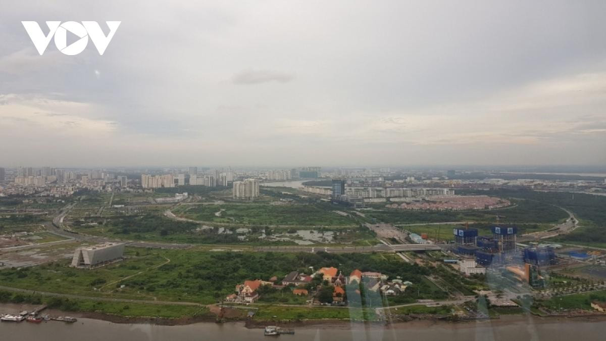 Sau khi một số doanh nghiệp trúng thầu bỏ cọc đất Thủ Thiêm, giá đất chưa hạ nhiệt. (Ảnh: Nguyễn Quang)