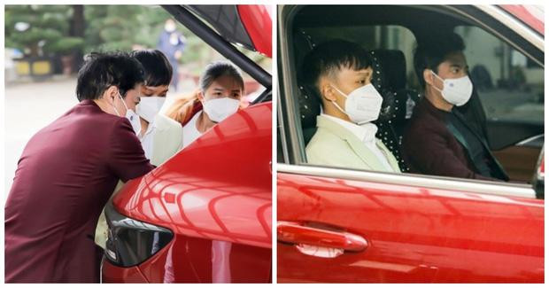 Cư dân mạng chia sẻ nhiều hình ảnh Hồ Văn Cường được danh ca Ngọc Sơn hỗ trợ đi diễn. Cư dân mạng chia sẻ nhiều hình ảnh Hồ Văn Cường được danh ca Ngọc Sơn hỗ trợ đi diễn.