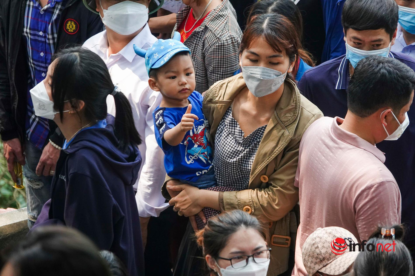 Trẻ em được người lớn trông nom cẩn thận, tránh tình trạng bị lạc như mọi năm.