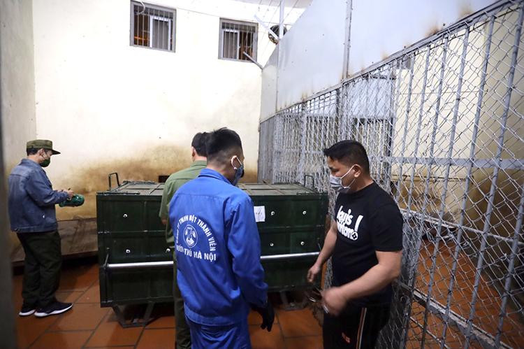 Khu vực nuôi nhốt các con hổ được vận chuyển từ Nghệ An về.