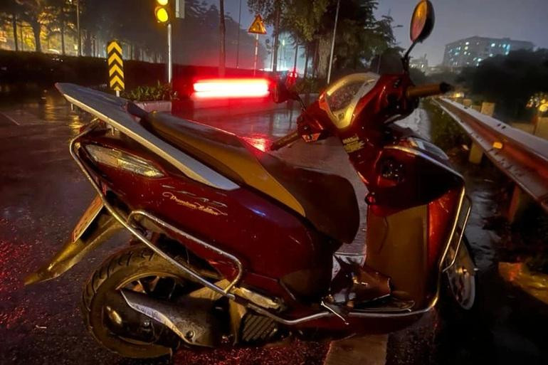 Một trong 2 chiếc xe máy của các nạn nhân bị biến dạng sau vụ va chạm (Ảnh: Lê Duy Khánh).