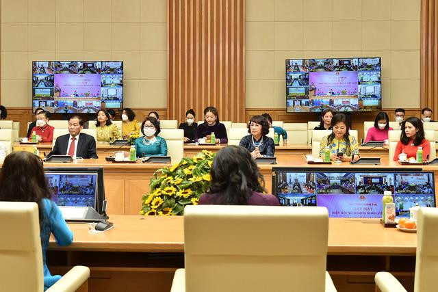 Cuộc gặp mặt của Thủ tướng Chính phủ với Hiệp hội Nữ doanh nhân Việt Nam được tổ chức theo hình thức trực tiếp và trực tuyến - Ảnh: VGP/Đình Nam Cuộc gặp mặt của Thủ tướng Chính phủ với Hiệp hội Nữ doanh nhân Việt Nam được tổ chức theo hình thức trực tiếp và trực tuyến - Ảnh: VGP/Đình Nam