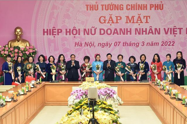 Thủ tướng Phạm Minh Chính, Phó Thủ tướng Thường trực Phạm Bình Minh tặng hoa, chúc mừng các nữ doanh nhân tiêu biểu - Ảnh: VGP/Đình Nam Thủ tướng Phạm Minh Chính, Phó Thủ tướng Thường trực Phạm Bình Minh tặng hoa, chúc mừng các nữ doanh nhân tiêu biểu - Ảnh: VGP/Đình Nam