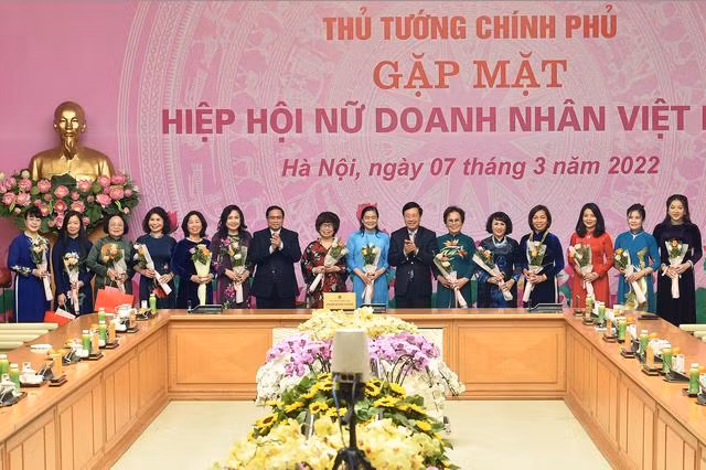 Thủ tướng Phạm Minh Chính, Phó Thủ tướng Thường trực Phạm Bình Minh tặng hoa, chúc mừng các nữ doanh nhân tiêu biểu - Ảnh: VGP/Đình Nam Thủ tướng Phạm Minh Chính, Phó Thủ tướng Thường trực Phạm Bình Minh tặng hoa, chúc mừng các nữ doanh nhân tiêu biểu - Ảnh: VGP/Đình Nam