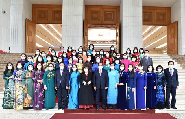 Thủ tướng Phạm Minh Chính, Phó Thủ tướng Thường trực Phạm Bình Minh và các nữ doanh nhân tại buổi gặp mặt - Ảnh: VGP/Đình Nam Thủ tướng Phạm Minh Chính, Phó Thủ tướng Thường trực Phạm Bình Minh và các nữ doanh nhân tại buổi gặp mặt - Ảnh: VGP/Đình Nam