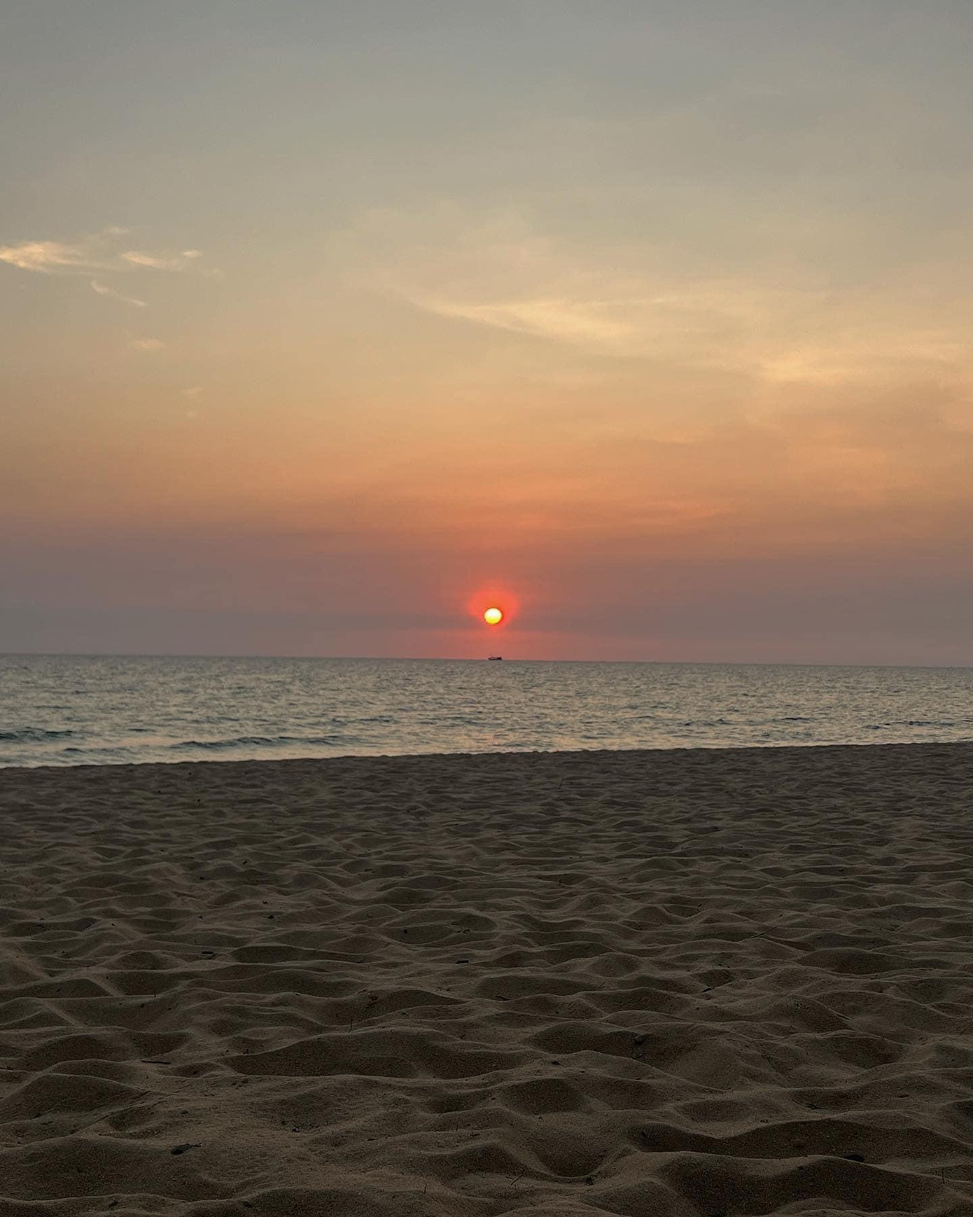 Đính kèm cùng bộ ảnh, nữ ca sĩ tâm sự: "Cái giá của sự bình yên rất đắt, không nơi đâu bán & sự thật là không thể mua bằng tiền. Nếu bạn là người đang có được điều đó, một sự bình yên được cảm nhận sâu bên trong lòng mình, hãy trân trọng. Với mình, là niềm vui của gia đình." Đính kèm cùng bộ ảnh, nữ ca sĩ tâm sự: "Cái giá của sự bình yên rất đắt, không nơi đâu bán & sự thật là không thể mua bằng tiền. Nếu bạn là người đang có được điều đó, một sự bình yên được cảm nhận sâu bên trong lòng mình, hãy trân trọng. Với mình, là niềm vui của gia đình."