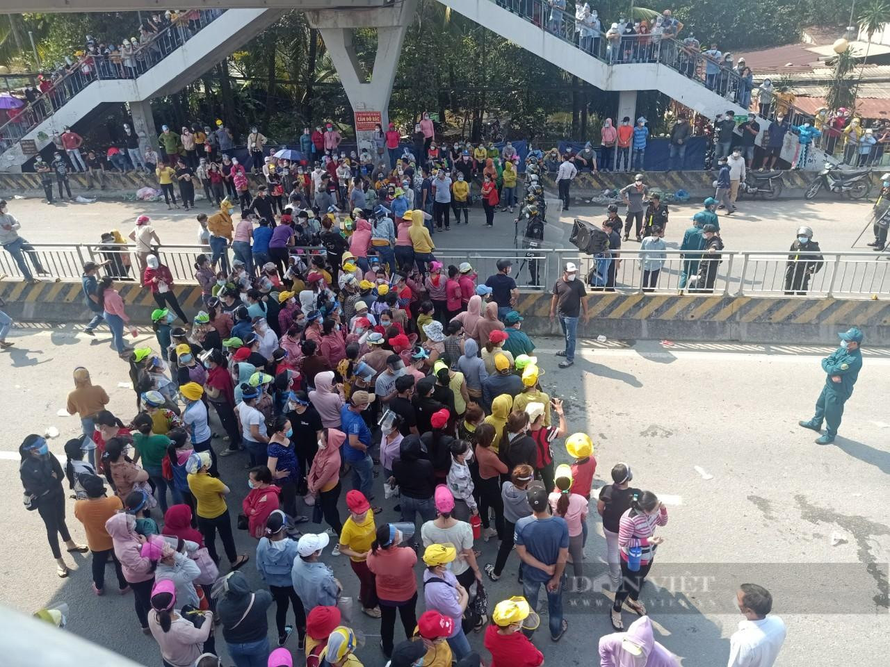 Không đồng ý với việc giảm tiền thưởng tết, công nhân Công ty TNHH PouChen Viet Nam cùng nhau ngừng việc. Ảnh: Nha Mẫn