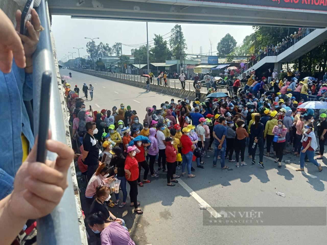 Nhiều người đã tụ tập, đứng tràn xuống quốc lộ 1K gây tắc nghẽn giao thông. Ảnh: Nha Mẫn