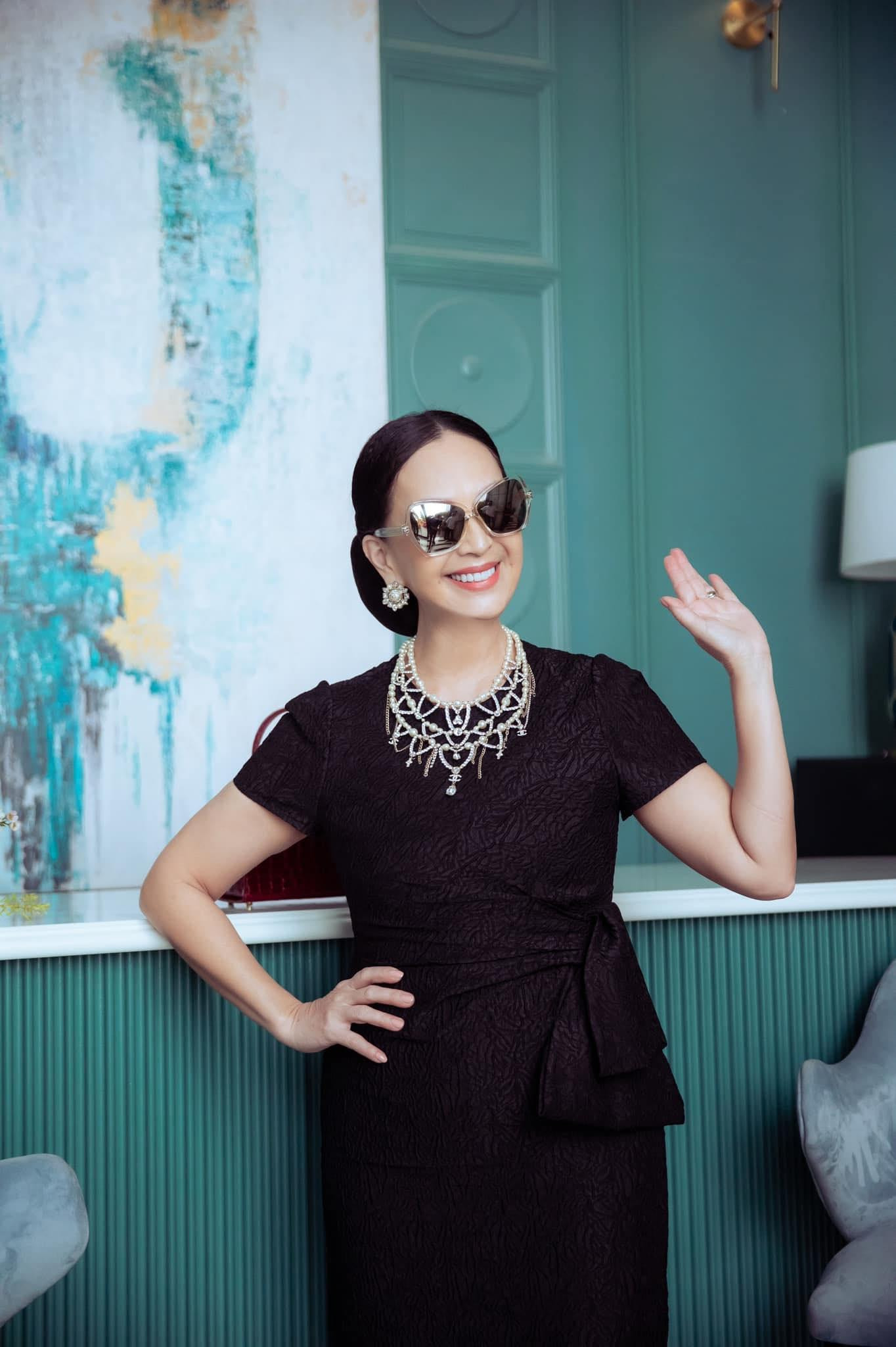 Bật mí bí quyết làm đẹp của bản thân, Diễm My 6X chia sẻ, điều đầu tiên hãy giữ cho tâm hồn mình thư thái, bình tĩnh trước mọi việc. Đây chính là một trong những yếu tố quan trọng giúp cho phụ nữ ngoài 50 tuổi luôn tươi trẻ.