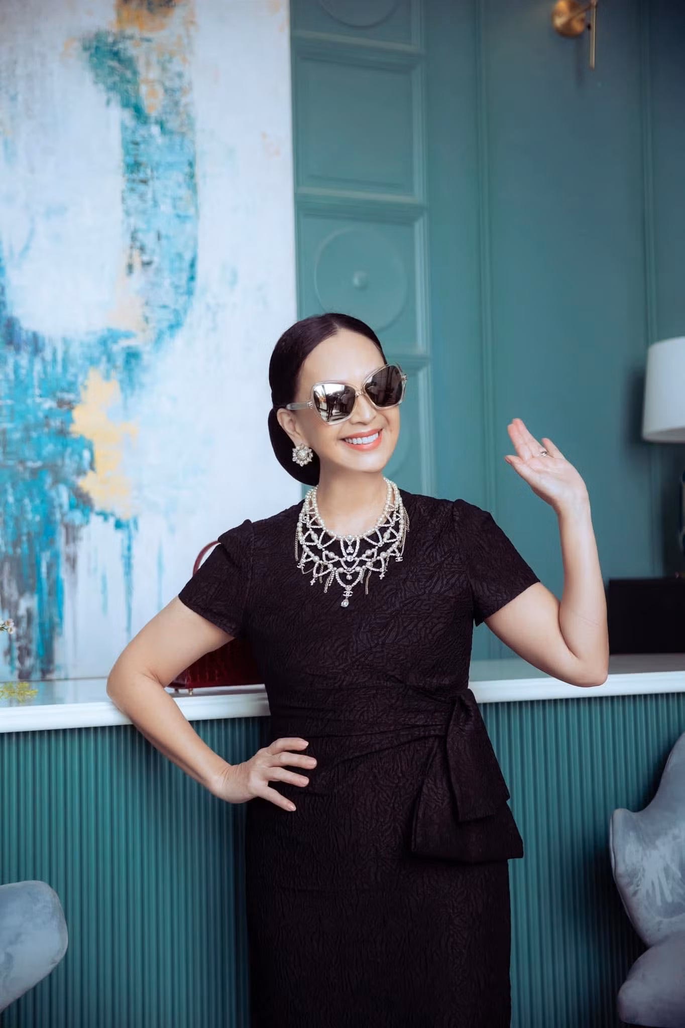 Bật mí bí quyết làm đẹp của bản thân, Diễm My 6X chia sẻ, điều đầu tiên hãy giữ cho tâm hồn mình thư thái, bình tĩnh trước mọi việc. Đây chính là một trong những yếu tố quan trọng giúp cho phụ nữ ngoài 50 tuổi luôn tươi trẻ.