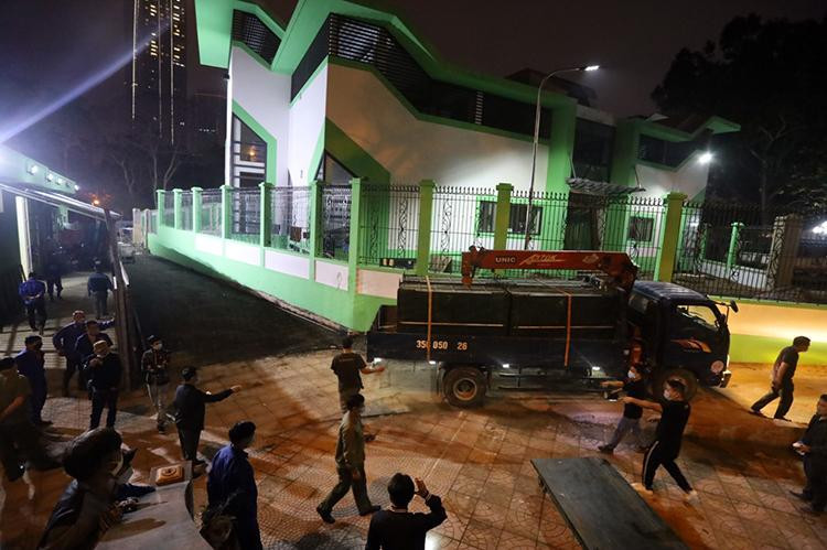 8 con hổ được vận chuyển từ Nghệ An bằng xe chuyên dụng về tới Vườn Thú Hà Nội.