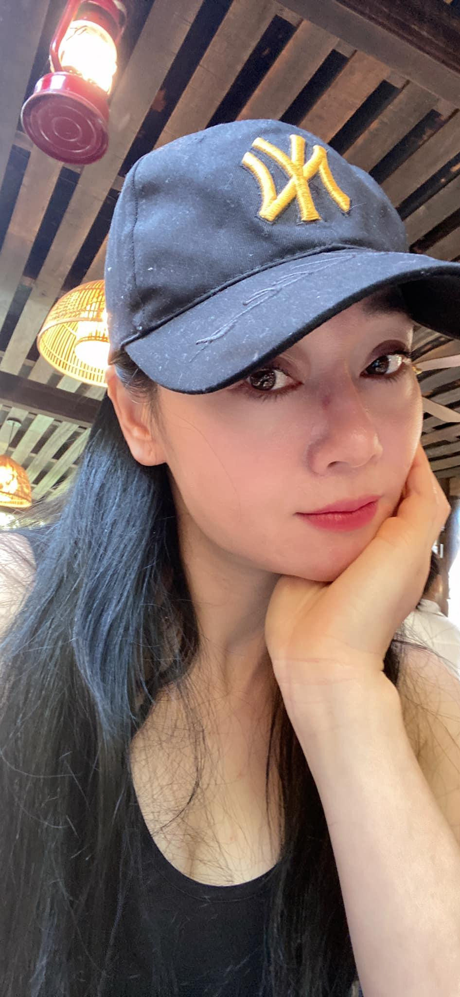 Tâm sự trên trang cá nhân, Quách Thu Phương tâm sự: "Không có mặt trời thì hoa không nở, không có phụ nữ thì không có tình yêu, không có tình yêu thì không có hạnh phúc, không có mẹ thì chẳng có anh hùng" - M.Gorki. Mọi gia đình, mọi trái tim, mọi cảm xúc, mọi thời khắc hạnh phúc sẽ chẳng thể hoàn hảo nếu thiếu mẹ. Chỉ có mẹ mới có thể biến thế giới của con trở nên hoàn thiện. Chúc mẹ của con ngày 8/3 vui vẻ. Chúc một nửa thế giới luôn xinh đẹp và có một ngày của mình thật hạnh phúc."