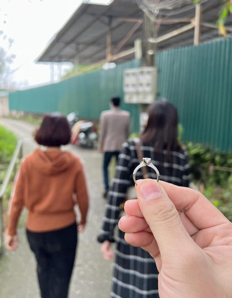 "Vòng kim cô bé như này thôi nhưng có chức năng mang vợ về cho mẹ." Nam diễn viên chia sẻ thêm.