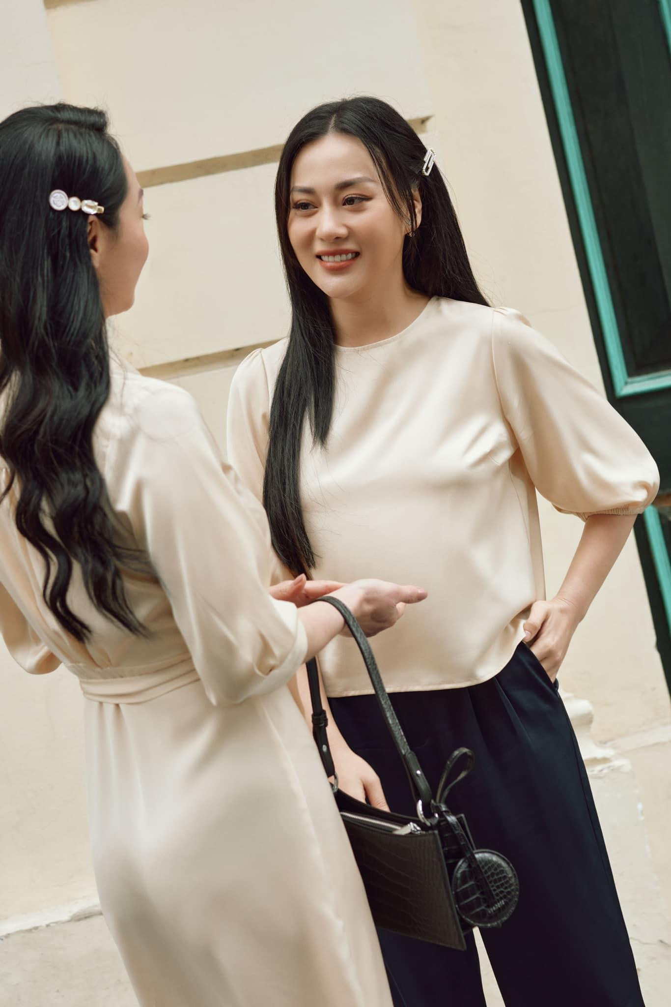 Dù đóng vai &quot;mẹ chồng - nàng dâu&quot; nhưng nhan sắc một chín một mười của hai nữ diễn viên khiến nhiều khán giả ngỡ như hai chị em.