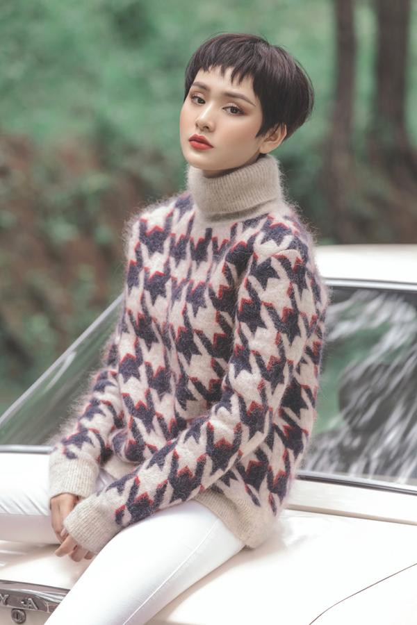 Trước cột mốc thành công, ít ai biết Hiền Hồ từng trải qua khoảng thời gian dài chật vật với hai bàn tay trắng. Xuất phát điểm trong một gia đình nghèo, mẹ nữ ca sĩ một mình nuôi 6 chị em trong nhà. 14 tuổi cô quyết định lên thành phố học văn hóa và theo âm nhạc.