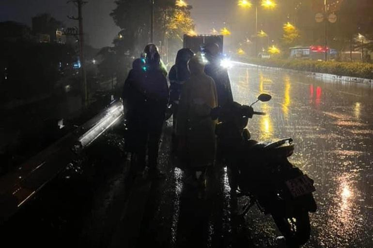 Khu vực xảy ra sự việc trên đường vành đai 2 hướng Hoàng Quốc Việt - Láng đêm 18/2 (Ảnh: Lê Duy Khánh).