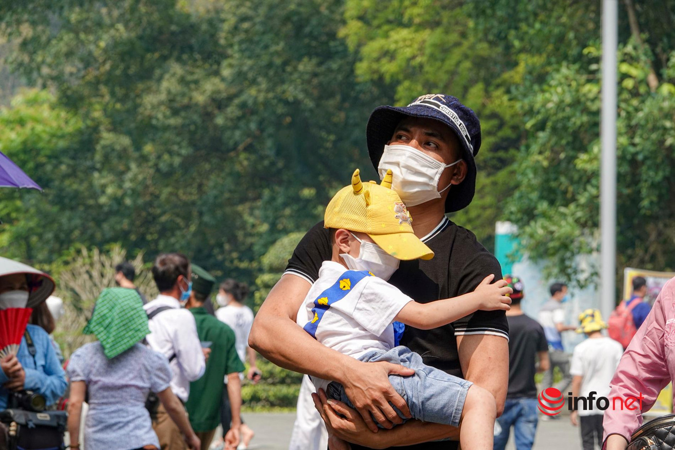 Hôm nay thời tiết tại Phú Thọ khá năng nóng, khiến cho nhiều trẻ nhỏ mệt mỏi, ngủ trên tay bố.