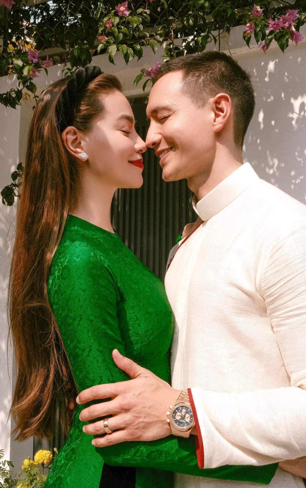 Hồ Ngọc Hà tung bộ ảnh Tết tình tứ bên Kim Lý.