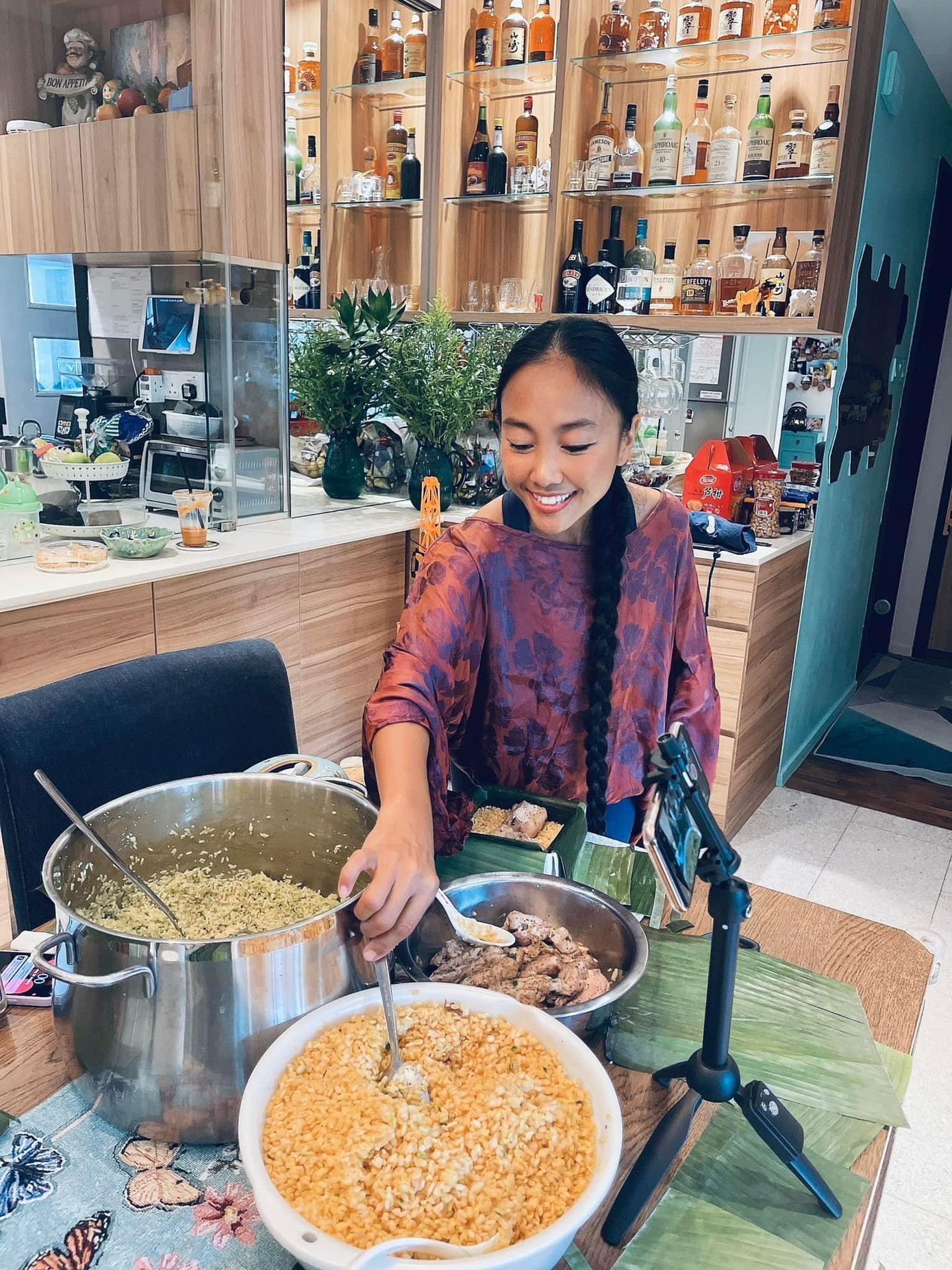 &quot;Lần đầu tiên trong đời bày đặt làm bánh chưng đồ. Thực sự ở Việt Nam là cũng không bao giờ có cơ hội luôn đó.&quot; - Đoan Trang tâm sự.