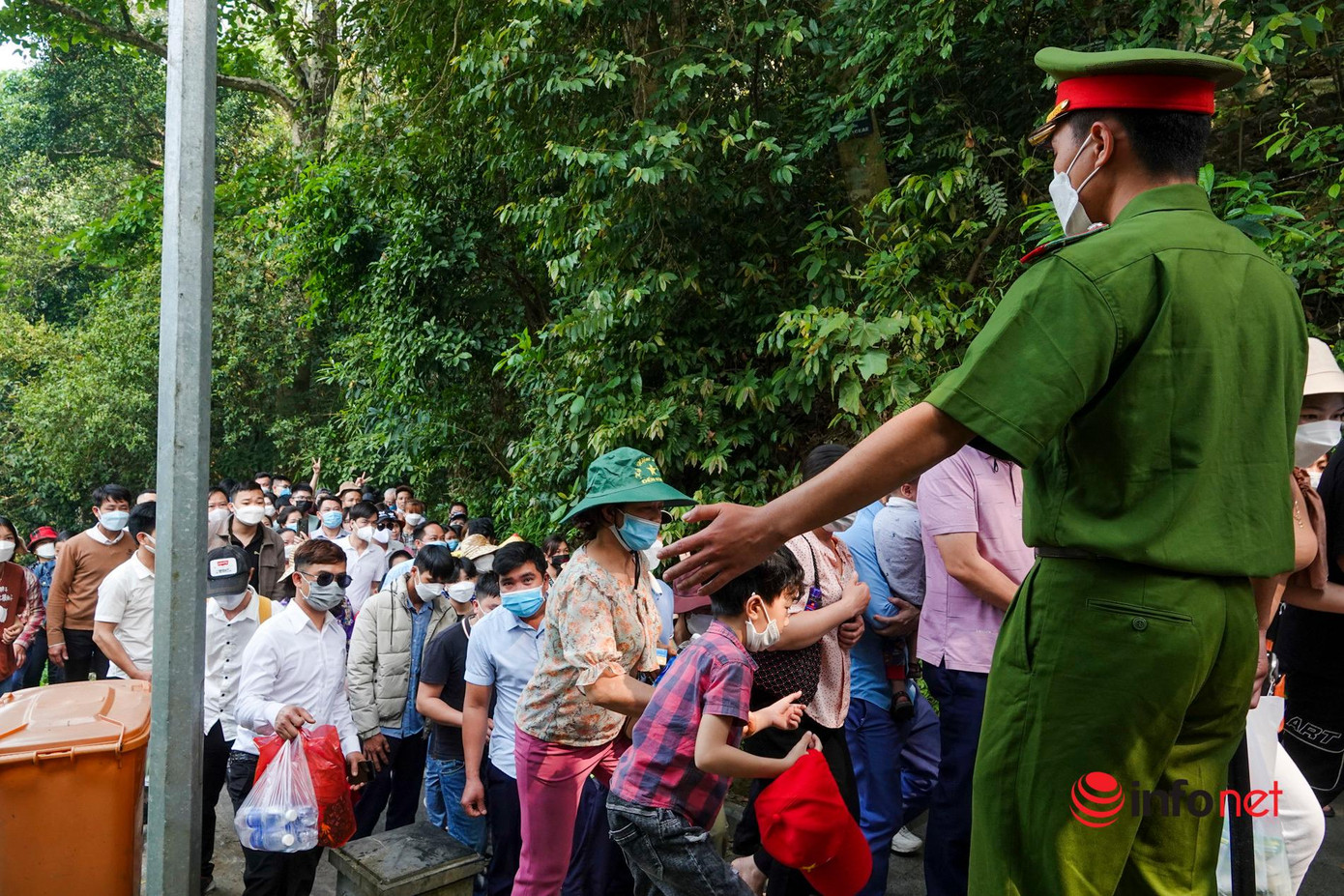 Nhiều người dân trèo ra khu vực sườn dốc để di chuyển nhanh hơn, bị lực lượng chức năng yêu cầu đi vào bên trong, đặc biệt là các em nhỏ.