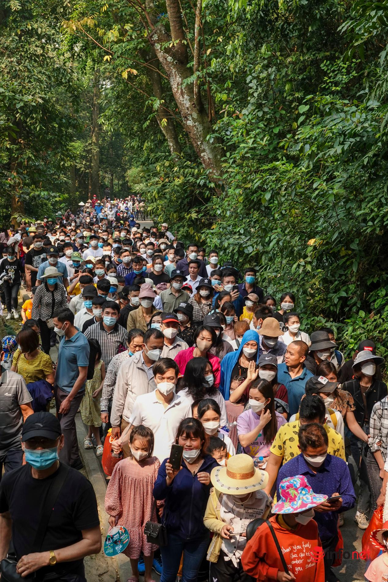 Trong số đông người dân về dâng hương, hành lễ, rất nhiều người cho trẻ em đi cùng.