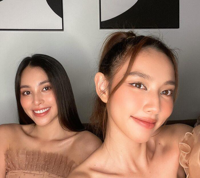 Nàng hậu thường xuyên gặp gỡ, khoe ảnh chụp chung. Trong lần đi chơi, cặp đôi quyết định khoe mặt mộc "đọ" sắc nhận "ngàn tim" từ khán giả.