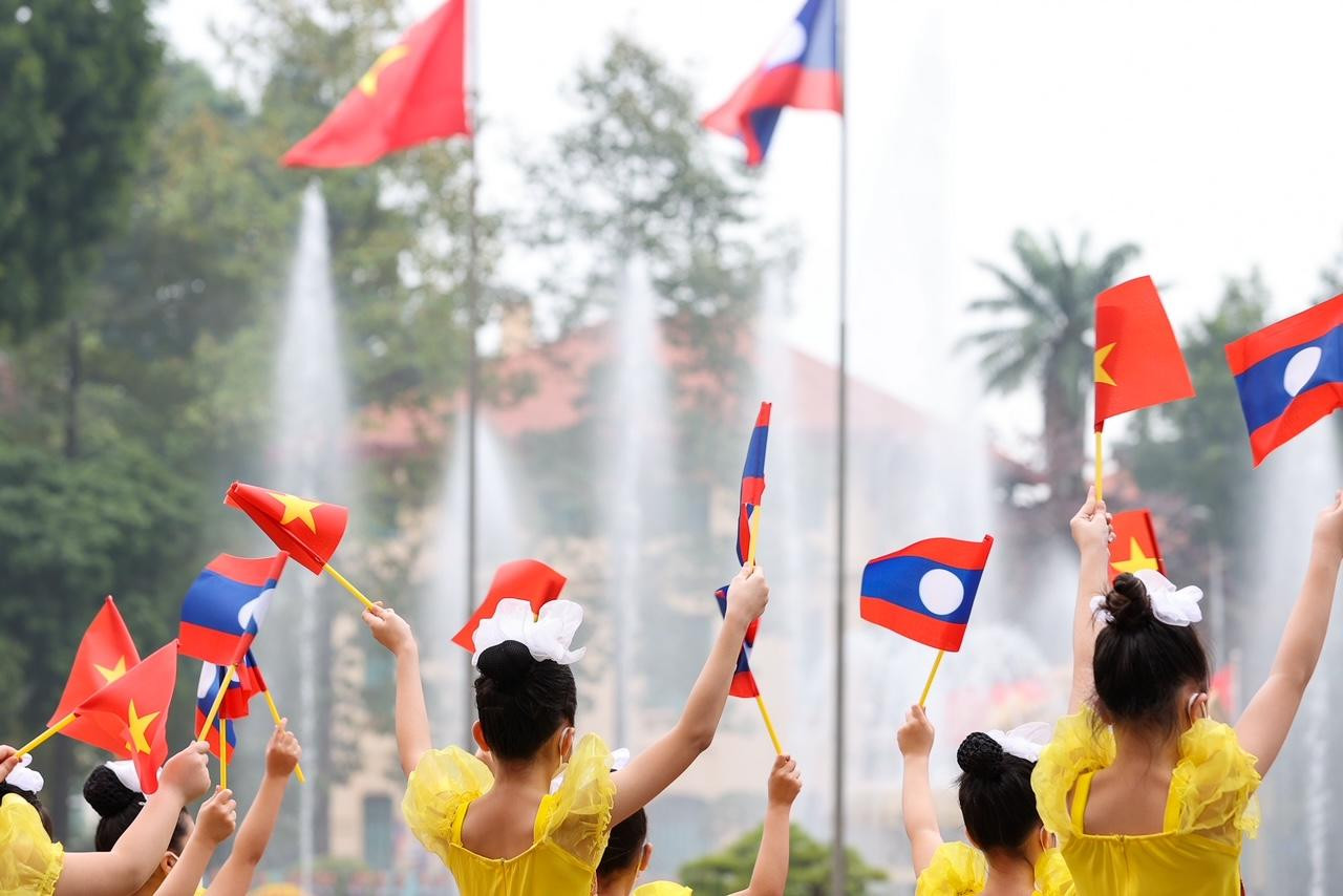 Chuyến thăm diễn ra trong bối cảnh quan hệ hữu nghị vĩ đại, đoàn kết đặc biệt và hợp tác toàn diện Việt Nam-Lào đang tiếp tục được củng cố vững chắc, ngày càng đi vào chiều sâu trên tất cả các lĩnh vực. Ảnh: VGP/Nhật Bắc Chuyến thăm diễn ra trong bối cảnh quan hệ hữu nghị vĩ đại, đoàn kết đặc biệt và hợp tác toàn diện Việt Nam-Lào đang tiếp tục được củng cố vững chắc, ngày càng đi vào chiều sâu trên tất cả các lĩnh vực. Ảnh: VGP/Nhật Bắc