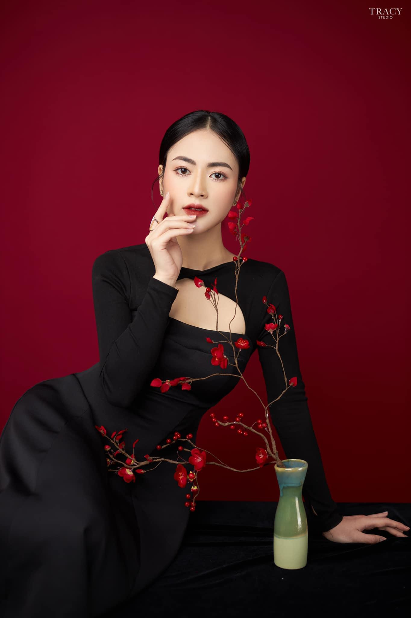 Diễn viên Việt Hoa xinh đẹp trong bộ ảnh đón Tết. Diễn viên Việt Hoa xinh đẹp trong bộ ảnh đón Tết.