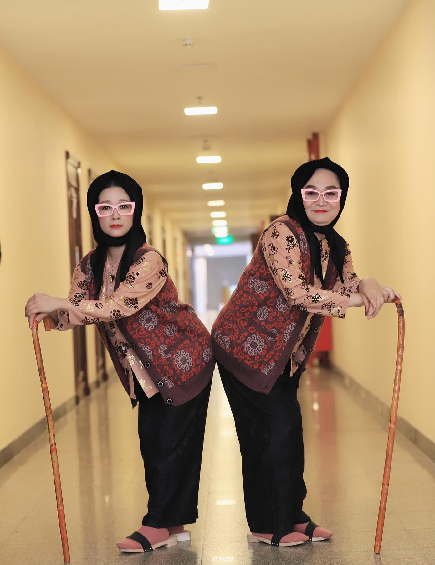 Trên trang cá nhân, nghệ sĩ Xuân Hinh chia sẻ hình sánh vai cùng NSND Thanh Thanh Hiền. Bức ảnh dí dỏm của hai nghệ sĩ nhanh chóng được nhiều cư dân mạng yêu thích, bức ảnh thu hút hơn 3.000 likes. Trên trang cá nhân, nghệ sĩ Xuân Hinh chia sẻ hình sánh vai cùng NSND Thanh Thanh Hiền. Bức ảnh dí dỏm của hai nghệ sĩ nhanh chóng được nhiều cư dân mạng yêu thích, bức ảnh thu hút hơn 3.000 likes.