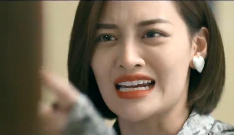 Thùy Anh - nữ diễn viên Nam tiến từng khiến khán giả "sôi máu" trong vai diễn Ánh "Tình yêu và tham vọng". Trong phim, Ánh vào vai con gái NSND Trọng Trinh - diễn viên Thanh Tú. Cô ngang ngạnh, ương bướng, xấu tính khiến "người xem muốn tắt TV". Đáng ghét như vậy nhưng ngoài đời, Thùy Anh được lòng đông đảo người hâm mộ.