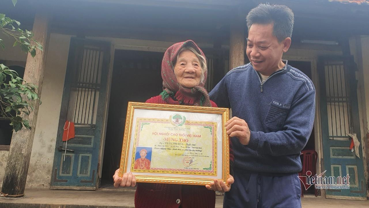 Cụ Họa bên người con thứ 6, ông Trần Hữu Sơn