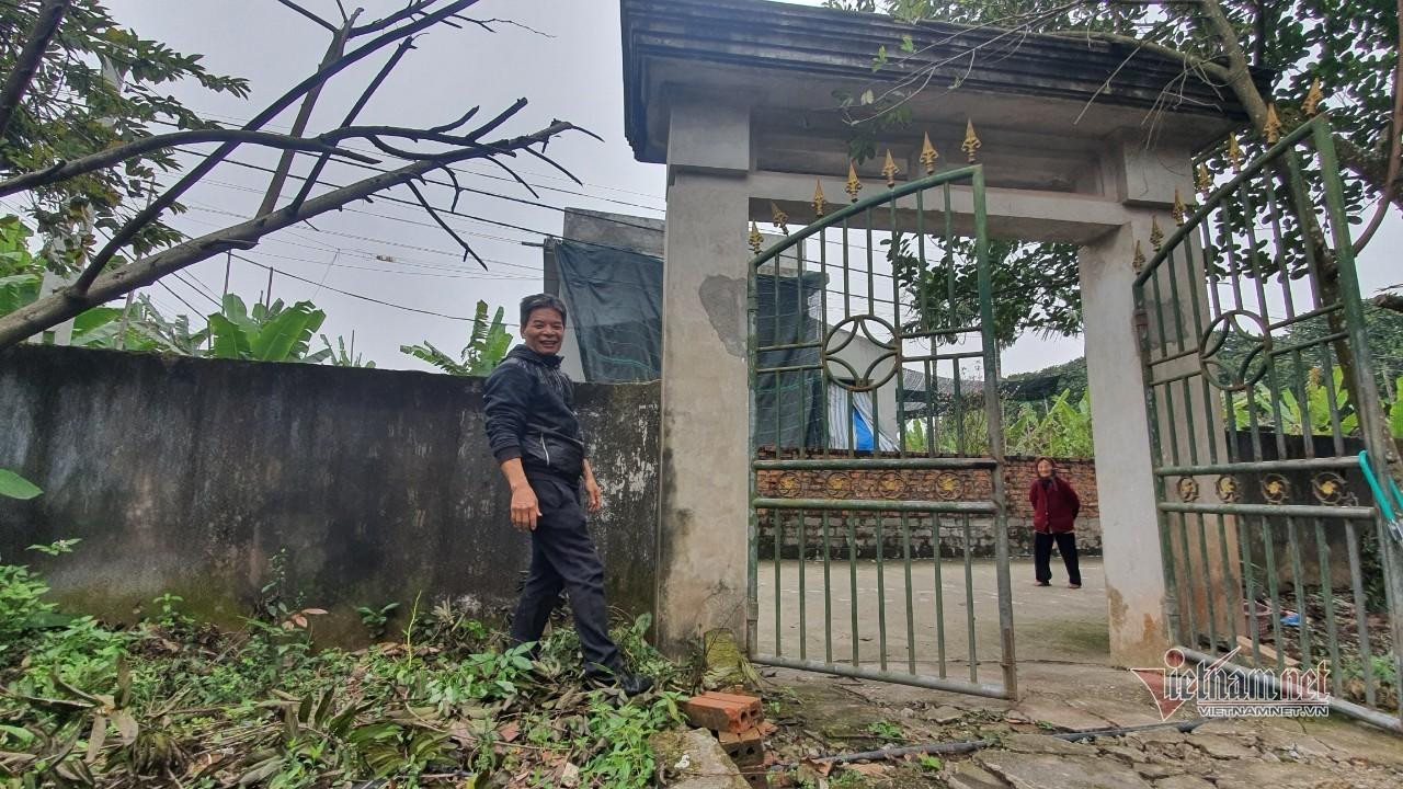 Ông Thủy, người con thứ 6 của cụ Họa biểu diễn cảnh bà cụ hơn 100 tuổi "vượt tường" đi chơi