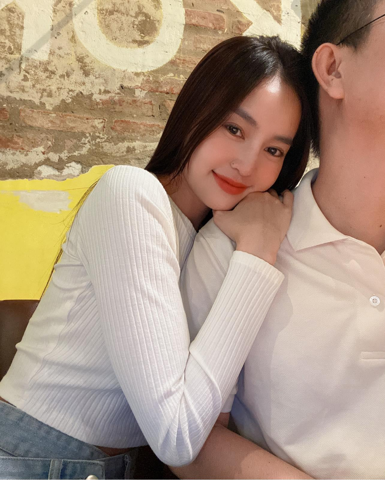 Ninh Dương Lan Ngọc tung ảnh kề bên người đàn ông bí ẩn. Ninh Dương Lan Ngọc tung ảnh kề bên người đàn ông bí ẩn.