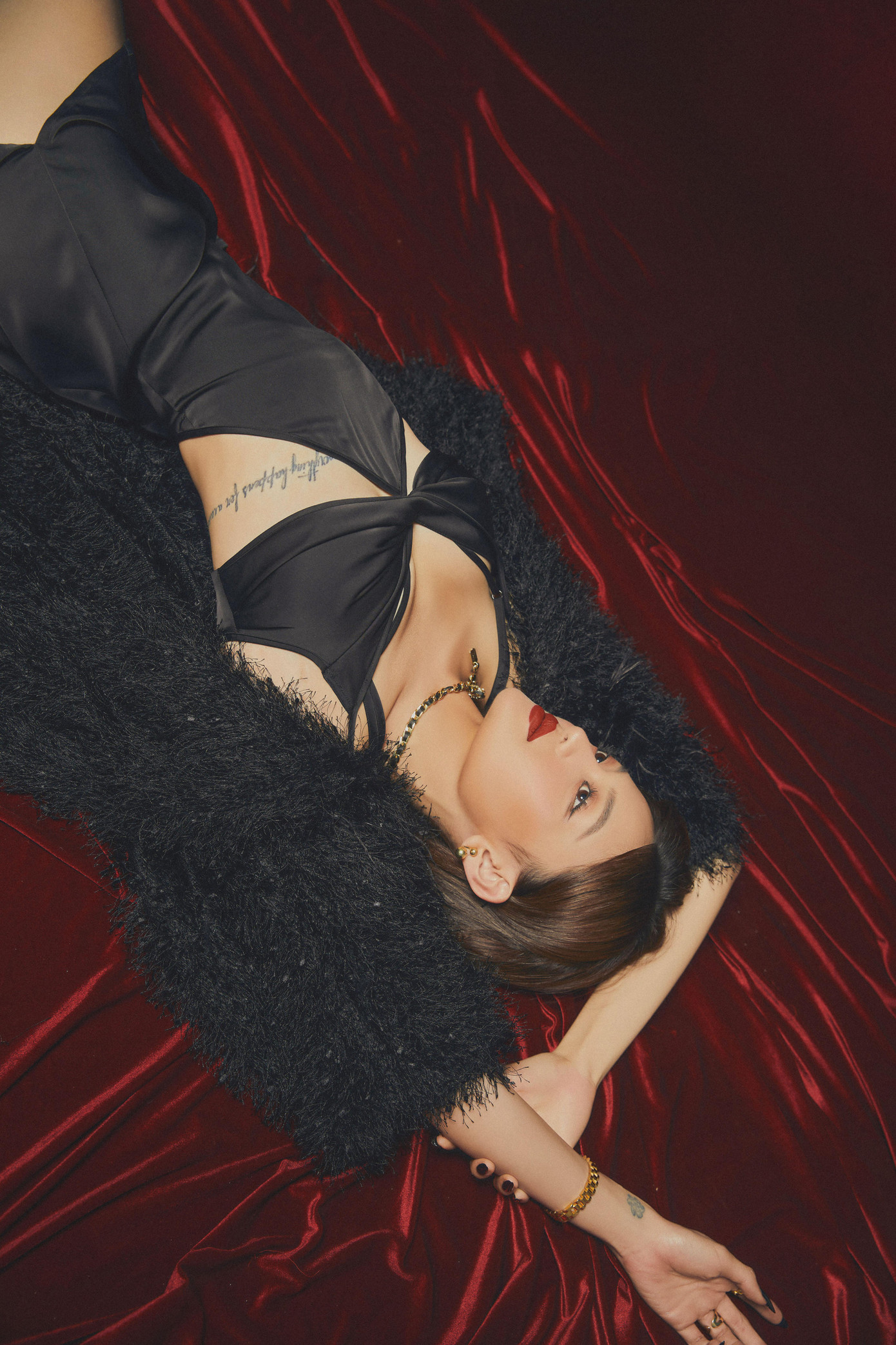 Từ phong thái, cách ăn mặc, nữ diễn viên không còn vẻ trẻ trung, nhí nhảnh. Thay vào đó, cô xây dựng phong cách trưởng thành, sâu sắc.