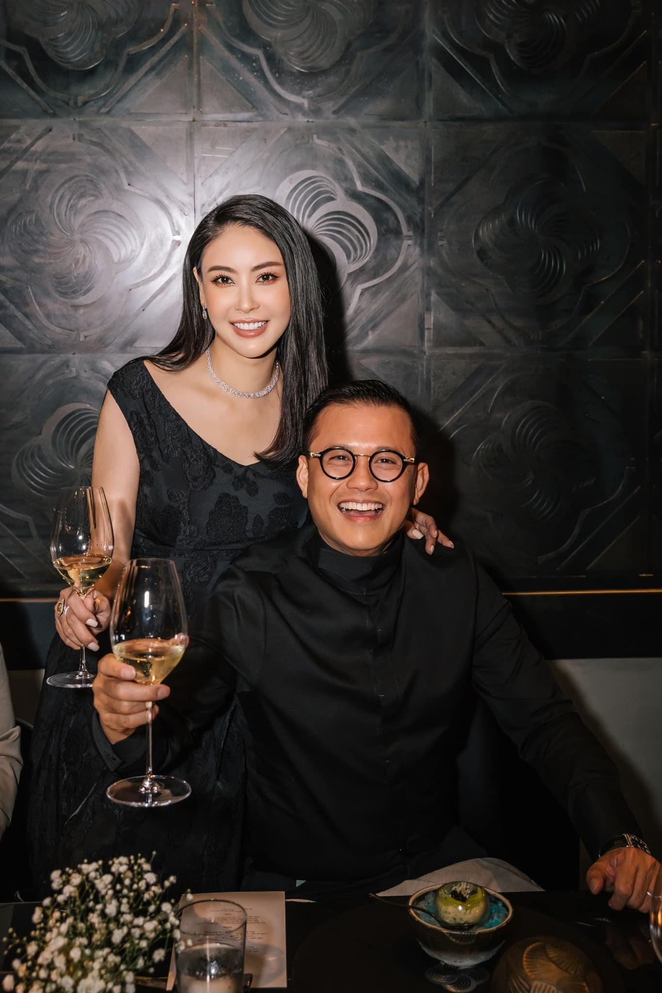 Sinh nhật năm nay, người đẹp tổ chức tiệc nhỏ bên ông xã và bạn bè thân quen.