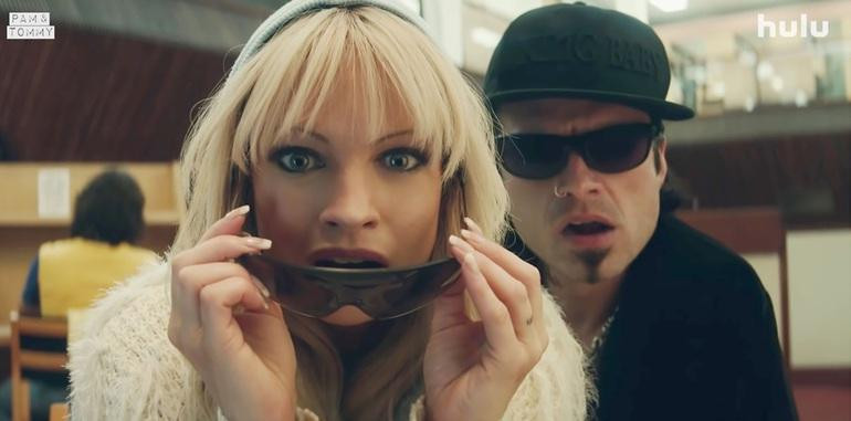 Trong thực tế, Pamela Anderson đã kiện công ty giải trí phát tán đoạn clip "nóng" của vợ chồng cô và sau đó đã đạt được một thỏa thuận đền bù từ công ty này (Ảnh: New York Post). Trong thực tế, Pamela Anderson đã kiện công ty giải trí phát tán đoạn clip "nóng" của vợ chồng cô và sau đó đã đạt được một thỏa thuận đền bù từ công ty này (Ảnh: New York Post).