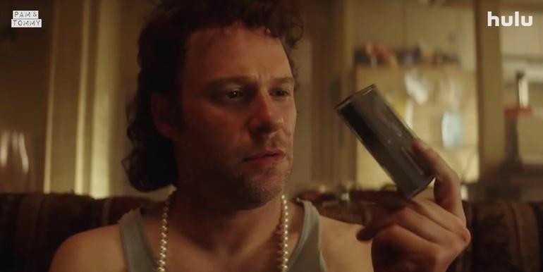 Nhân vật Rand Gauthier lẻn vào ngôi nhà của Anderson và Lee lúc tối trời, tiếp cận két sắt, tìm thấy cuộn băng rồi lấy cắp mang đi (Ảnh: New York Post). Nhân vật Rand Gauthier lẻn vào ngôi nhà của Anderson và Lee lúc tối trời, tiếp cận két sắt, tìm thấy cuộn băng rồi lấy cắp mang đi (Ảnh: New York Post).